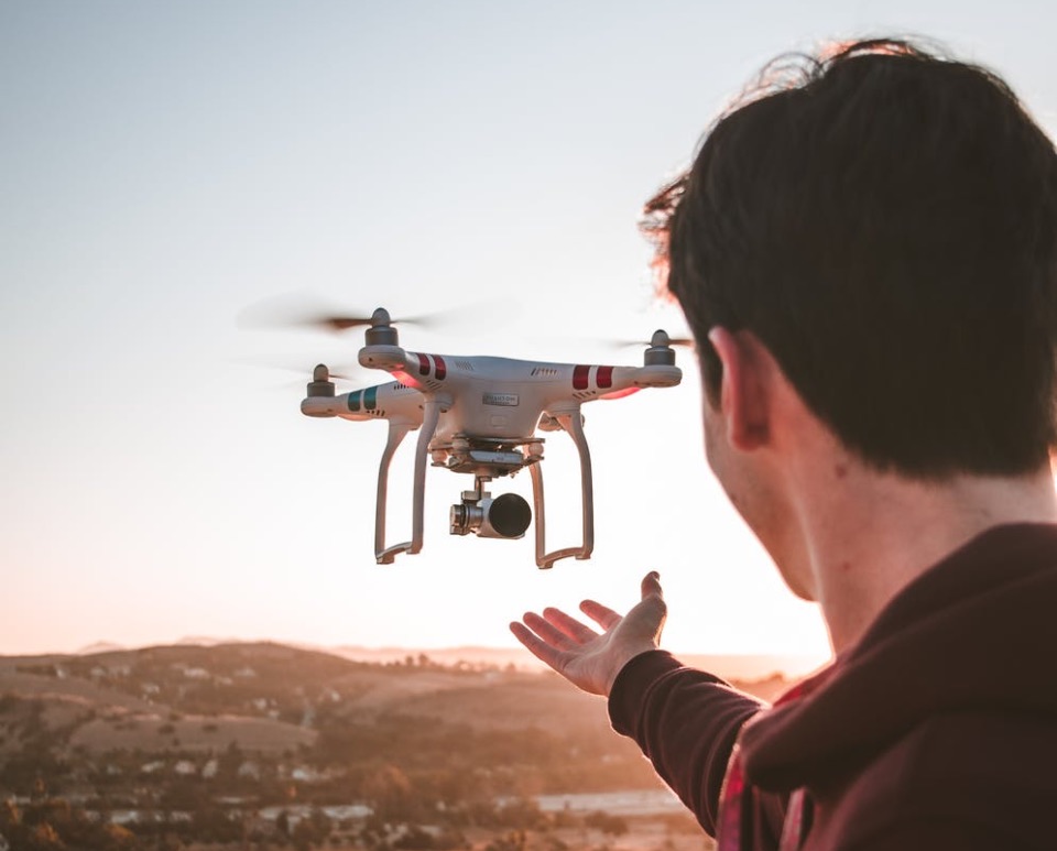 noleggio drone con operatore vantaggi sull'acquisto