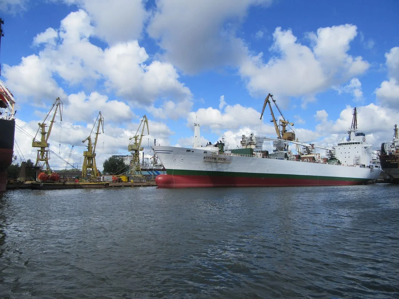 Nave in costruzione nel cantiere navale ripresa in time lapse