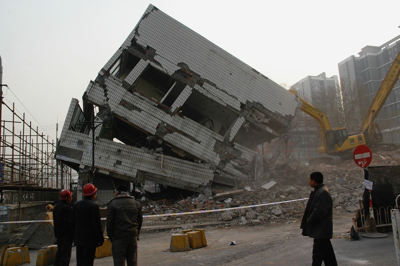 Edificio in demolizione documentato con il time lapse