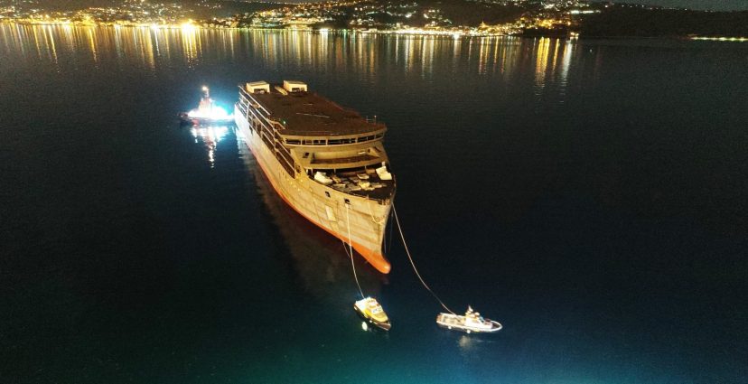 Nave da crociera durante il varo ripresa dal drone