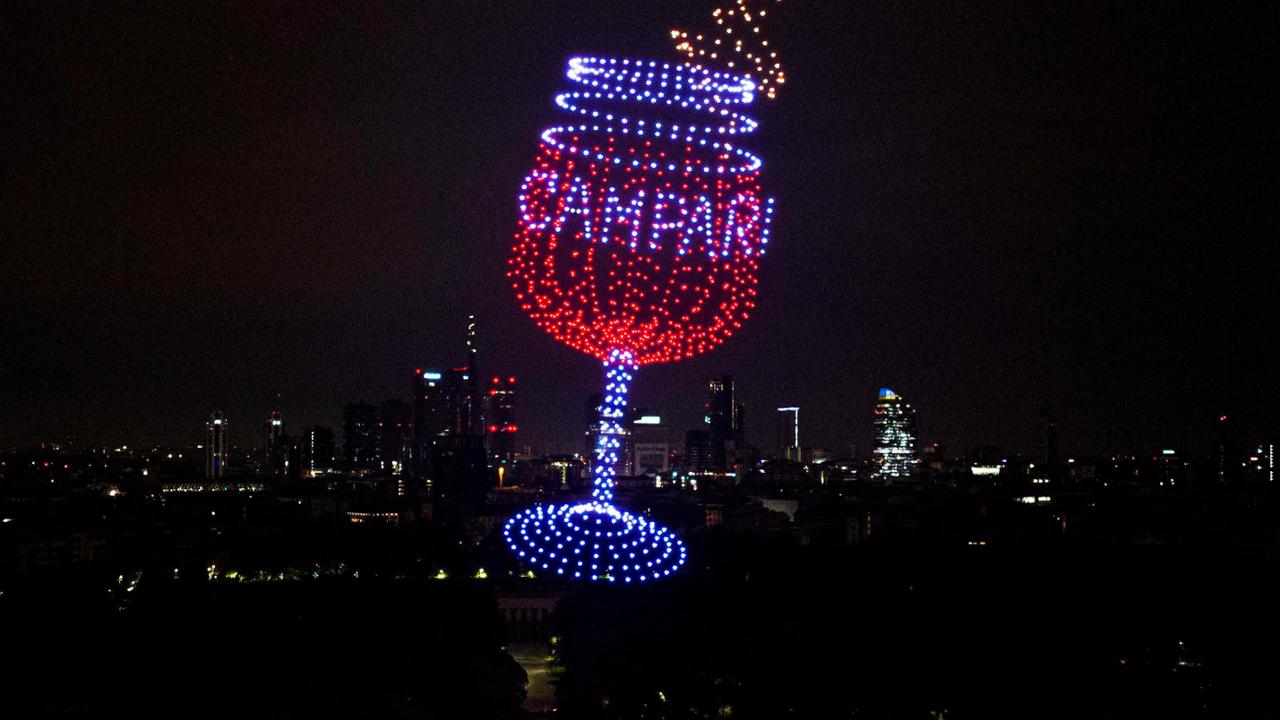 Spettacolo di droni luminosi a forma di calice nel cielo di Milano