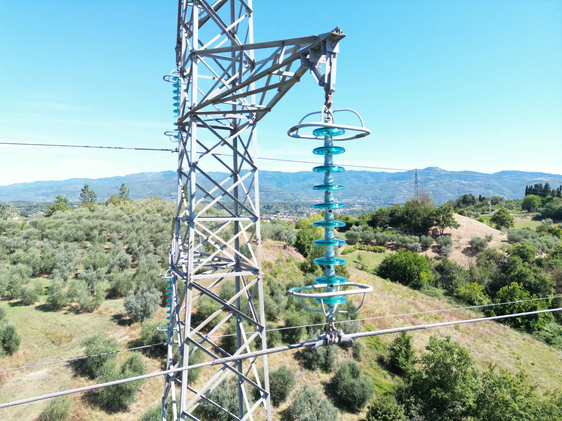 Traliccio dell’alta tensione ispezionato con il drone