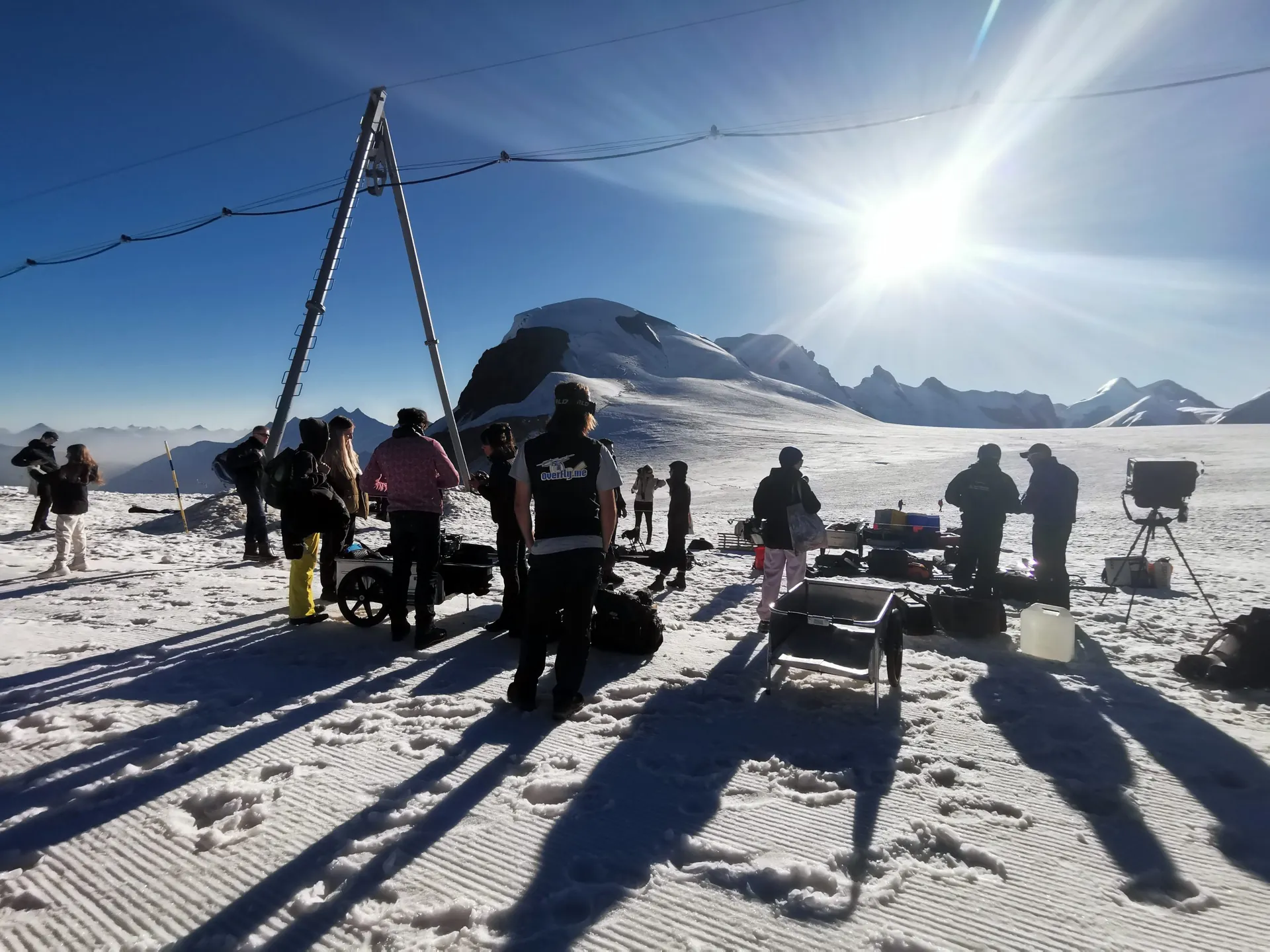 Troupe al lavoro sul ghiacciaio per le riprese con drone