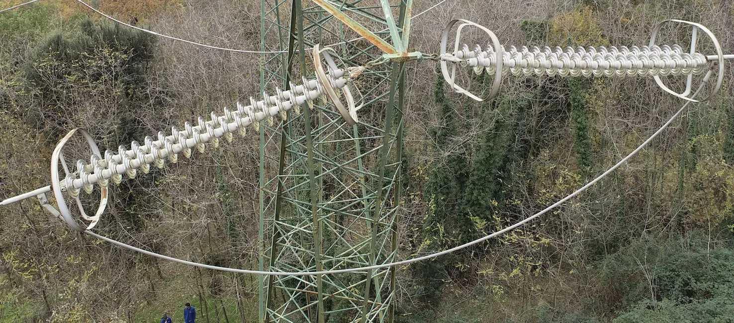 Isolatori di una linea elettrica ripresi da vicino con il drone