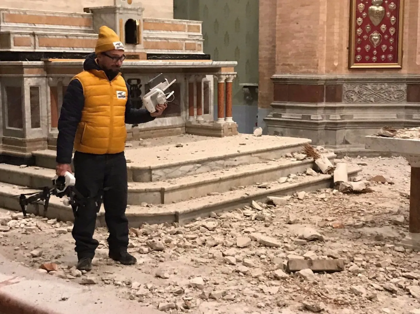 Operatore documenta con il drone i danni del terremoto in una chiesa