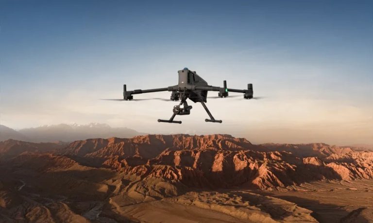 Drone professionale in volo programmato sopra un paesaggio al tramonto