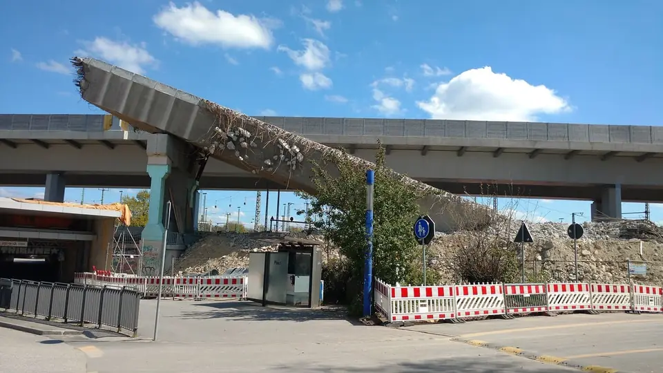 Fotocamera timelapse che riprende un cantiere